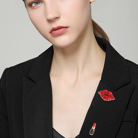 Spilla alla Moda in Lega Labbra Rosse Rossetto con Strass Smalto Dorato Spilla di Sicurezza Lunga per Decorazione Vestiti Donna