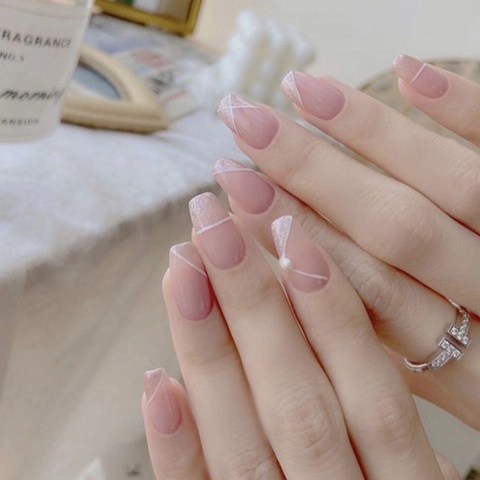 Unghie Finte Coffin Rosa Nude Glitter Argento Linee Diagonali Bianche Con Künstliche Perle Eleganti Unghie Finte Lunghe Rimovibili