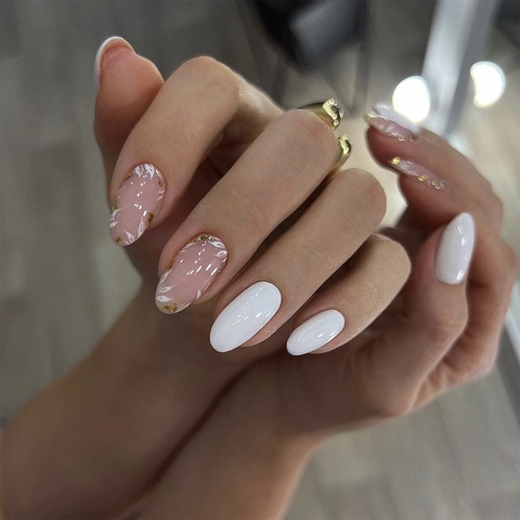Kunstnagels Om Op Te Plakken Wit Bloemenpatroon Kort Rond Ovaal Met Goudfolie Glanzende Kunstnagels