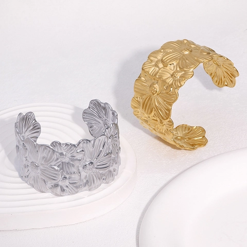 Brazalete De Puño Abierto Ancho Con Flores De Margarita Grabadas Acero Inoxidable Chapado En Oro De 18K Joyería Elegante Minimalista