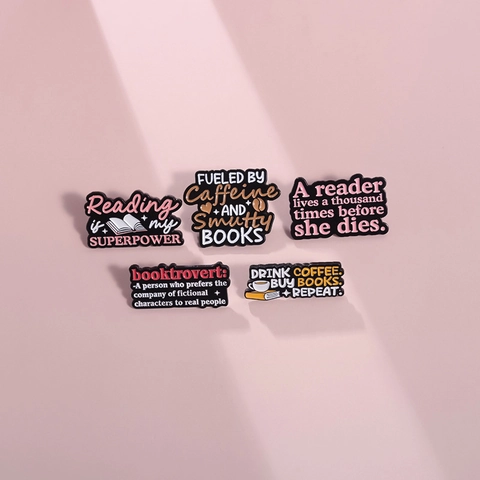 Spilla in Smalto a Forma di Libro dei Cartoni Animati Spille in Lega Con Citazione per Decorazione di Abbigliamento Zaino Regalo Lettore Gioielli Unisex