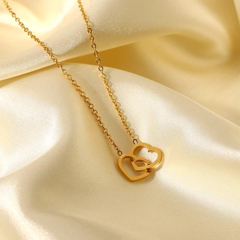 Collier Pendentif Double Cœur Entrelacé en Acier Inoxydable Plaqué Or 18K pour Femme Bijoux de Mode Style INS Minimaliste Cadeau