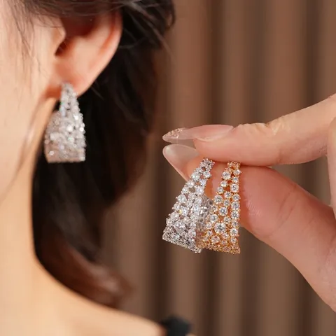 Luxus Creolen Für Damen Kupfer Zirkon Pave Geometrische U-Form Hohl Mit Silber Ohrstecker Eleganter Schmuck