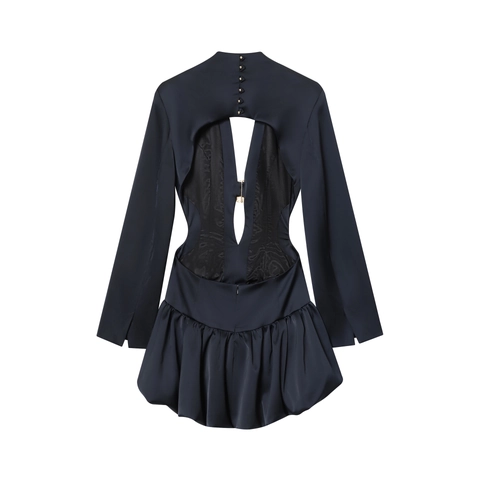 Elegantes Mini-Kleid Aus Satin Mit Tiefem V-Ausschnitt Und Langen Ärmeln Rückenfrei Geraffter Blasen-Saum Mit Goldener Metallschnalle