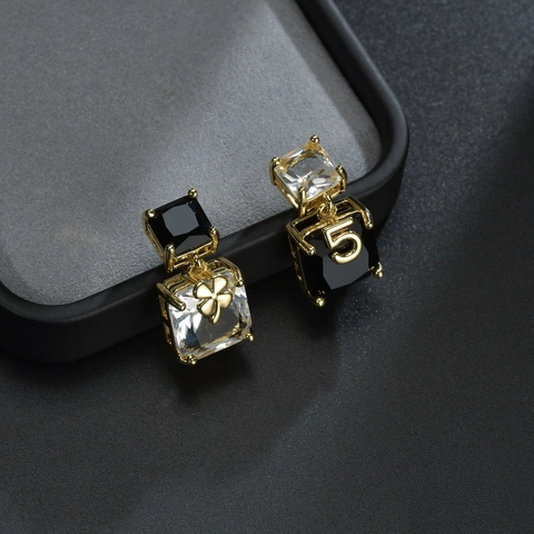 Orecchini a Bottone Asimmetrici in Rame con Strass di Lusso Leggero con Perno in Argento Sterling 925 Numero 5 Quadrifoglio Gioielli di Moda per Donna