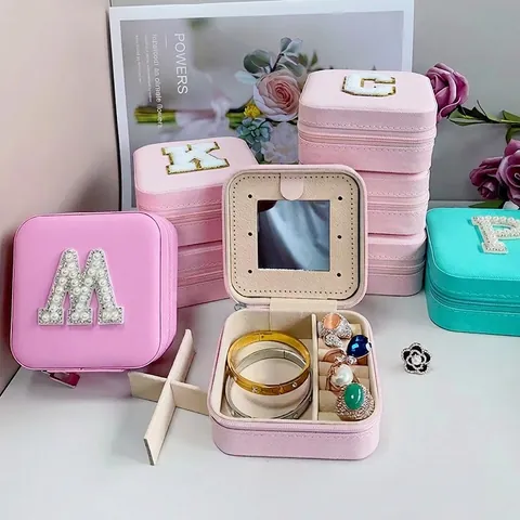 Boîte À Bijoux Portable Cuir PU Broderie Alphabet Étui De Rangement Voyage Avec Miroir Pour Bagues Boucles D'oreilles