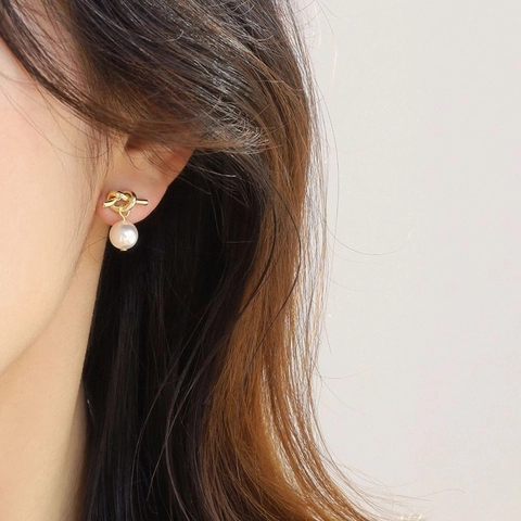 French Chic Gold Knot Artificial Pearl Drop Earrings Alloy Vintage Minimalist Jewelry For Women Elegant Daily Accessories