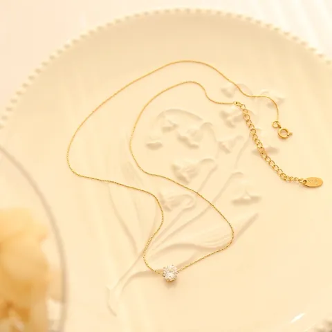 Collana Con Pendente Solitario Acciaio Al Titanio Placcato Oro 18K Zirconia Cubica Rotonda Donna Gioielli Eleganti Quotidiani Catena Regolabile