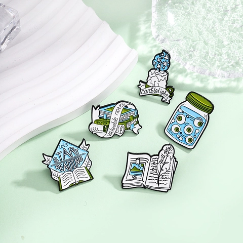 Broche Créative en Émail Forme Livre Bougie Plume Alliage de Zinc Badge Littéraire pour Décoration de Vêtements et Sac à Dos