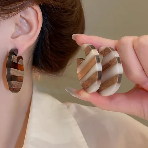 Retro Geometrische C-Förmige Gestreifte Patchwork Ohrringe Aus Holz Und Harz Mit Silver Earring Post Für Damen Elegant