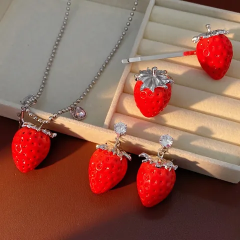 Erdbeere Schmuckset Halskette Ohrringe Ring Mit Silbernem Ohrstecker Harz Legierung Strass Mode Süße Frucht Damen