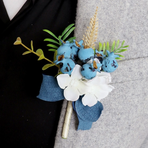 Boutonniere Da Matrimonio Bacca Blu Artificiale Fiore Di Raso Bianca Corsage Con Spilla Per Sposo Sposa Banchetto Festa
