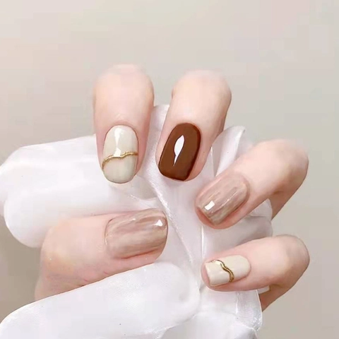Unghie Finte Quadrate Rotonde Linea Ondulata Dorata Sfumatura Marrone Crema Con Colla Per Donne