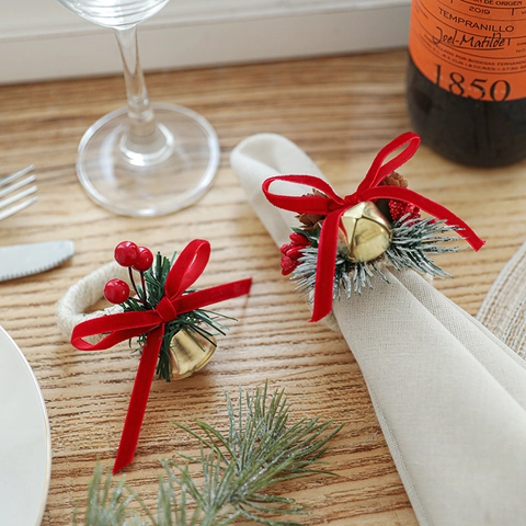 Ronds De Serviette De Noël Avec Nœud En Velours Rouge Cloche Dorée Et Pomme De Pin Pour Décoration De Table