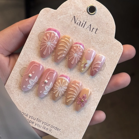 Press On Nagels 3D Reliëf Bloemen Schelp Patroon Amandel Kunstnagels Met Kunstparels Elegant Zoet Handgemaakt