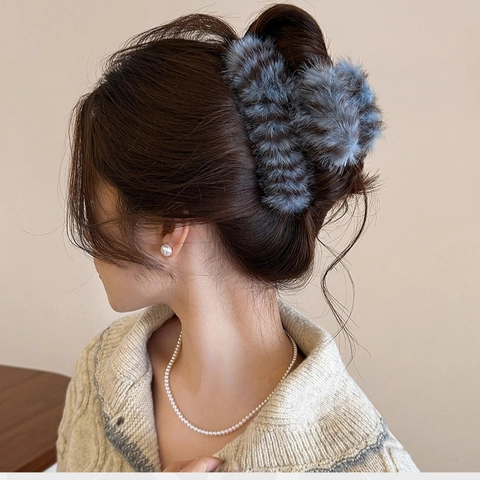 Plush Hair Claw Clip Striped Faux Fur Shark Clip Large Elegant Simple Autumn Winter Hair Accessories For Women