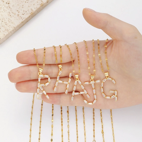 Gold Vergoldetes Kupfer Baguette Schliff Zirkonia Alphabet Initialen Buchstaben Anhänger Halskette Für Damen Personalisierter Moderner Schmuck