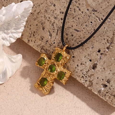 Vintage Roestvrij Staal Gehamerde Textuur Kruis Hanger Ketting Met Groene Strass Zwart Koord Ketting Voor Vrouwen Sieraden