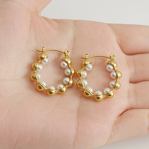 Orecchini A Cerchio In Acciaio Inossidabile Placcato Oro 18K Stile Francese Con Künstliche Perle Bianche Design A Bolle Ondulate