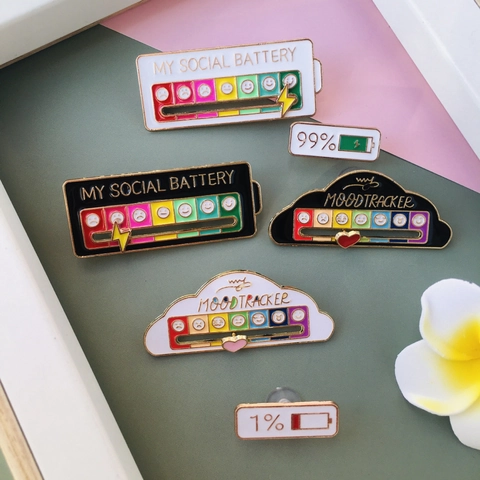Interactive Social Battery Pin Zinc Alloy Enamel Mood Tracker Sliding Lapel Badge Funny Emoji Accessory For Backpack