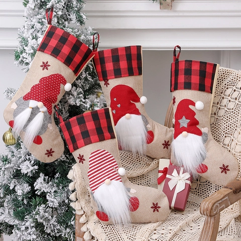 Weihnachtsstrümpfe Leinen Büffelkaro Plüsch Gnom Langer Bart Schneeflocke Stickerei Feiertag Party Deko Geschenktüte Rustikal