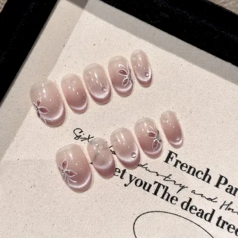 Handgefertigte Katzenauge Aufpressnägel Nude Rosa Schmetterling Muster Strass Künstliche Perle Deko Kurz Oval Falsche Nägel