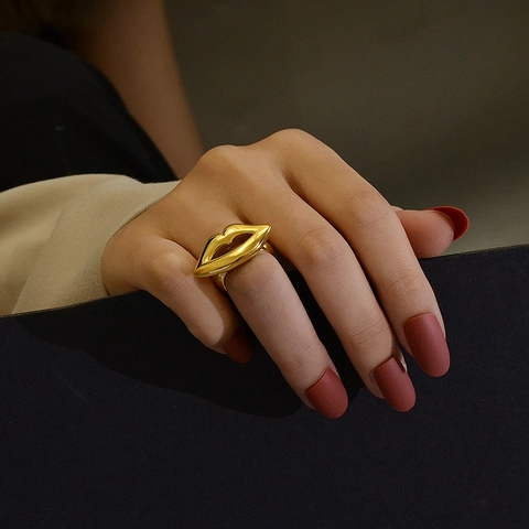 Anillo de Declaración con Forma de Labios de Gran Tamaño para Mujer de Acero de Titanio Chapado en Oro Joyería de Moda