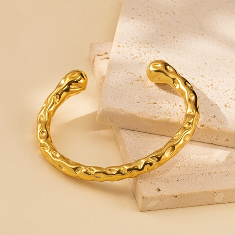 18K Vergulde Titanium Stalen Open Armband Onregelmatige Gehamerde Textuur C-Vorm Minimalistische Vintage Sieraden Voor Dames