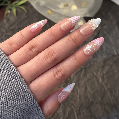 Press On Nägel Winter Schneeflocken 3D Schleifen Mandelform Französischer Stil Rosa Weiß Süße Künstliche Nägel