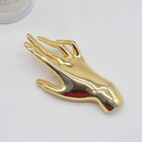 Unique Exaggerated Metal Hand Shape Brooch For Men Women Suit Smooth Alloy Pin Scarf Shawl Buckle Fashion Jewelry Gold Silver