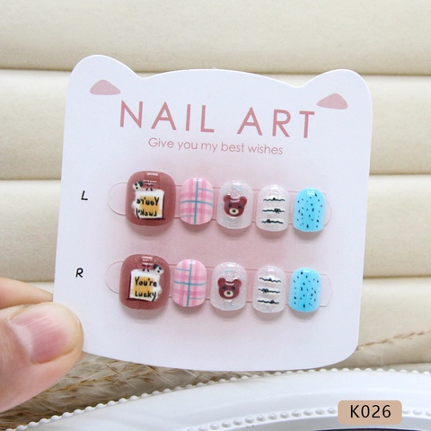 Kinder Press On Nails Süßer Brauner Bär Blau Rosa Kariert Glitzer ABS Kunststoff Künstliche Nägel Kinder Maniküre
