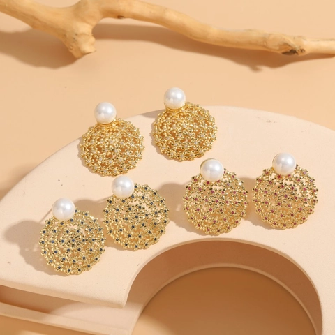 Pendientes Geométricos Calados de Circonia y Perla Artificial para Mujer Vintage Chapado en Oro 14K Elegantes Joyas de Cobre Accesorios