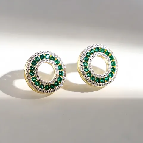 Geometrische Ronde Smaragdgroene Zirkoon Oorknopjes Verguld Met Micro Ingelegde Strass Steentjes En Zilveren Oorpijpjes