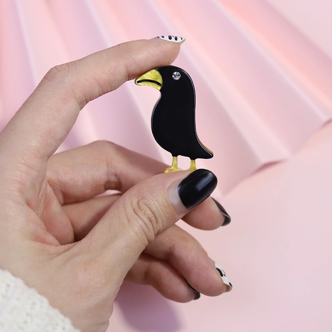 Fashion Cartoon Animal Crow Raven Brooch Acrylic Lacquered Style Rhinestone Eye Pin For Women Men Clothing Accessories
