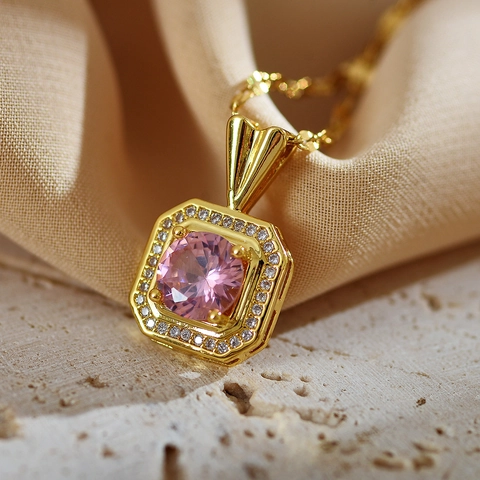 Collana da Donna Placcata in Oro con Ciondolo Quadrato Geometrico in Strass Rosa Catena a Serpente in Acciaio al Titanio
