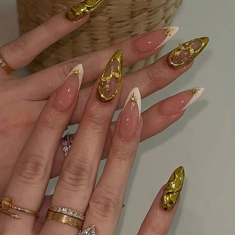Nude Roze Amandel Kunstnagels Met 3D Gouden Roos Ster Patroon Glinsterend Elegant Afneembaar
