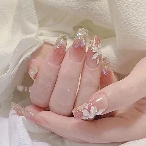 Faux Ongles Faits Main Dégradé Rose Nude Avec Fleurs 3D Künstliche Perles Strass Forme Cercueil Stiletto Réutilisables