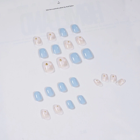 Hellblaue Florale Kunstnägel Zum Aufdrücken Mit Goldfolien-Akzenten Kurze Ovale Künstliche Nagelspitzen Elegant Glänzend