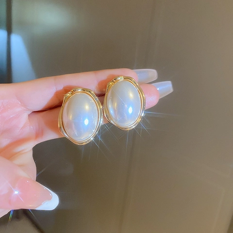 Vintage French Style Oval Imitation Artificial Pearl Stud Earrings With Alloy Irregular Gold Border And Silver Earring Post