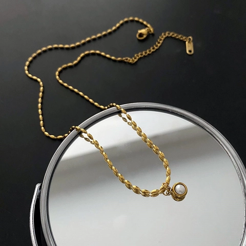 Collana Minimalista in Acciaio al Titanio Placcato Oro per Donna Ciondolo con Perla Artificiale Rotonda Vintage Gioielli