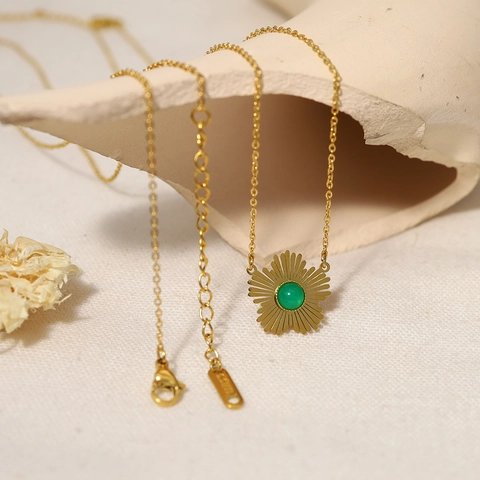 Collana con Pendente a Forma di Girasole in Acciaio Inossidabile Vintage Francese Placcato Oro 18K Giada Malese Verde per Donna