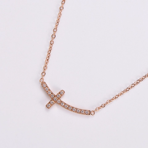 Collier Pendentif Croix Incurvée En Acier Inoxydable 316L Avec Zirconium Inlay Elégante Chaîne De Clavicule Pour Femmes