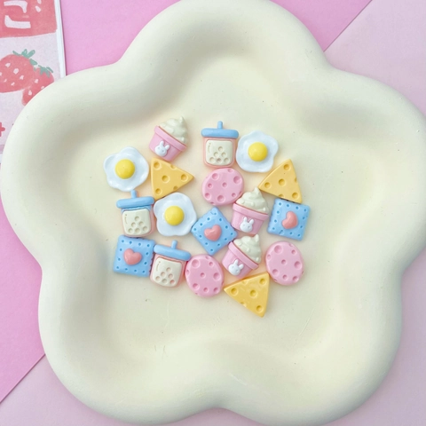Mini Ciondoli In Resina Alimentare Carino Cartone Animato Formaggio E Uovo Tazza Tè Al Latte Biscotto Gelato Decorazione