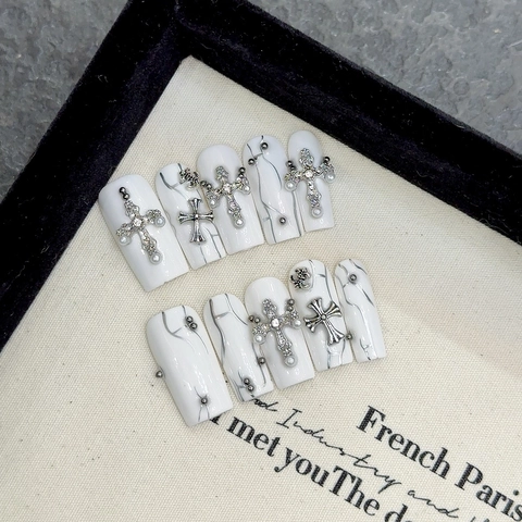 Uñas Postizas a Presión Hechas a Mano de Mármol Blanco Gótico Cruz de Metal Plateado Perlas Artificiales Forma de Ataúd Mujer