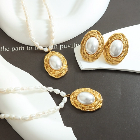 Gioielli Stile Francese Vintage Collana E Orecchini Acciaio Al Titanio Placcato Oro Perla de Agua Dulce D'acqua Dolce Ovale Goffrata