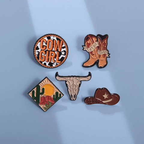 Western Cowboy Stijl Emaille Broche Pin Legering Druppelolie Cow Girl Laars Schedel Hoed Woestijnlandschap Badge Pin Voor Kleding Tas