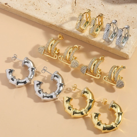 Geometrische Oorringen Koper Zirkonia Micro Pave C Vorm Veiligheidsspeld Retro Luxe Stijl Veelzijdig Voor Vrouwen
