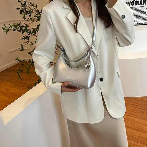 Sac Sous Le Bras Hobo Brillant Femme Cuir PU Verni Brillance Métallique Sac Bandoulière Avec Breloque Boule Métallique Argentée
