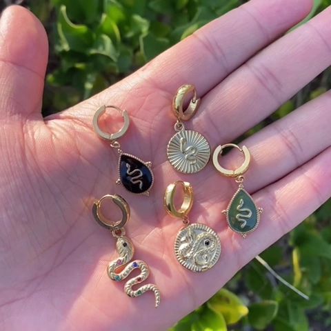 Boucles d'oreilles créoles pendantes à motif de serpent en acier inoxydable pour femmes Bijoux de mode de conception animale à l'huile goutte à goutte en émail noir vintage occidental