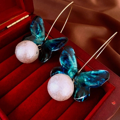 Elegante Schmetterling Ohrhänger Mit Blauen Transparenten Acrylflügeln Und Großer Kunstperle Retro Stil Für Damen